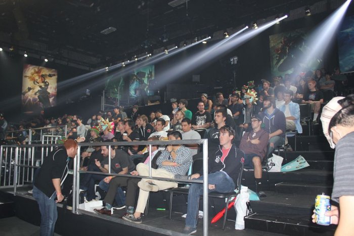 看看肌肉，你必须是个运动生！Oner Viego 为 Etahan 做出了第一次贡献，并且 T1 再次扳平了比分